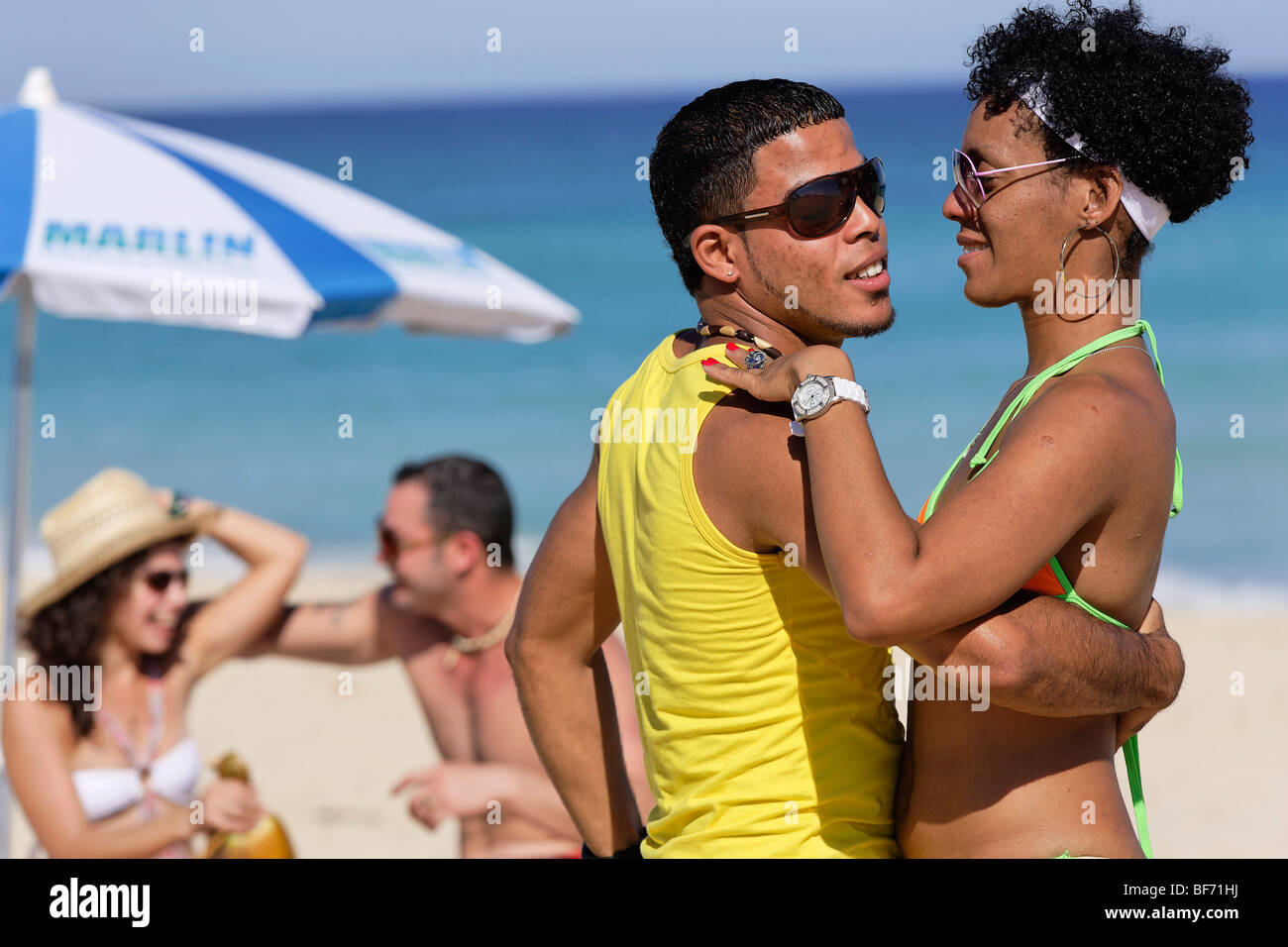 Junges Paar tanzen Salsa am Strand, Playas del Este, Havanna, Ciudad De La Habana, Kuba, Westindische Inseln Stockfoto
