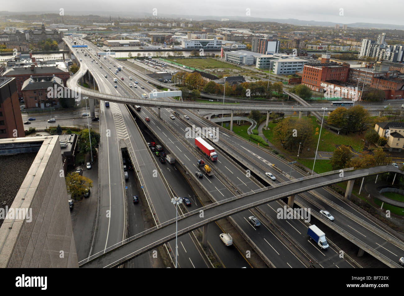 Eine Luftaufnahme der Autobahn M8 und Kingston Bridge in Glasgow Stockfoto