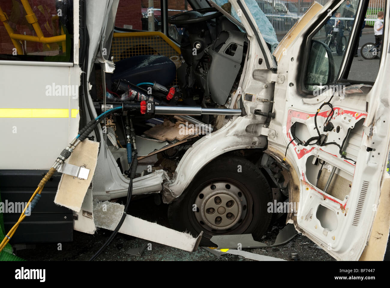 Treiber-Fach des abgestürzten Busses zeigt Feuer Dienst Hydraulikzylinder im Einsatz, Fahrzeug Bergung ermöglichen zu verbreiten Stockfoto