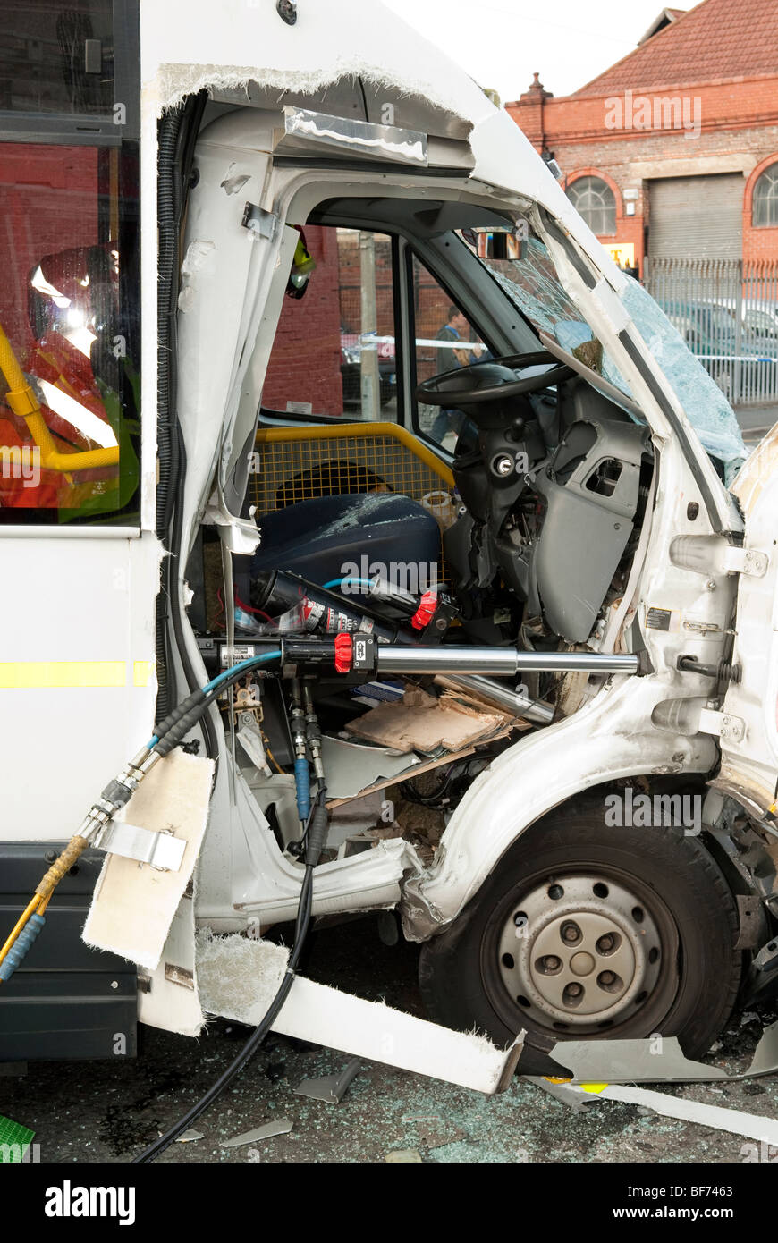 Treiber-Fach des abgestürzten Busses zeigt Feuer Dienst Hydraulikzylinder im Einsatz, Fahrzeug Bergung ermöglichen zu verbreiten Stockfoto