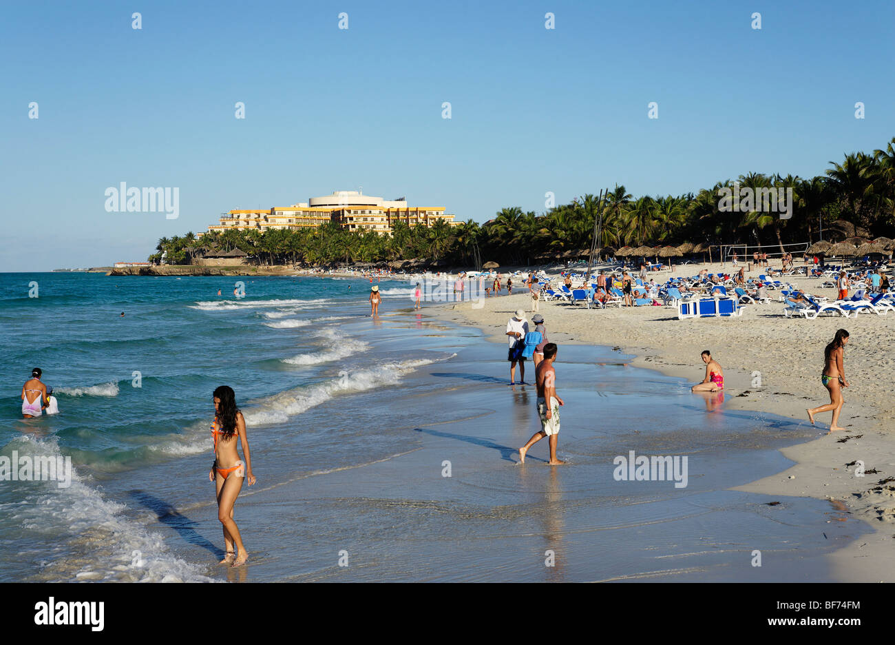 Menschen am Strand, Hotel Melia Varadero in Hintergrund, Varadero, Matanzas, Kuba, Karibik Stockfoto