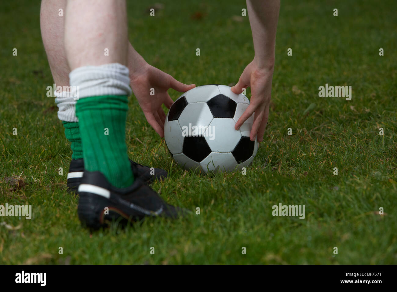 platzieren den Ball nach unten für einen Kick Fußballspieler Stockfoto