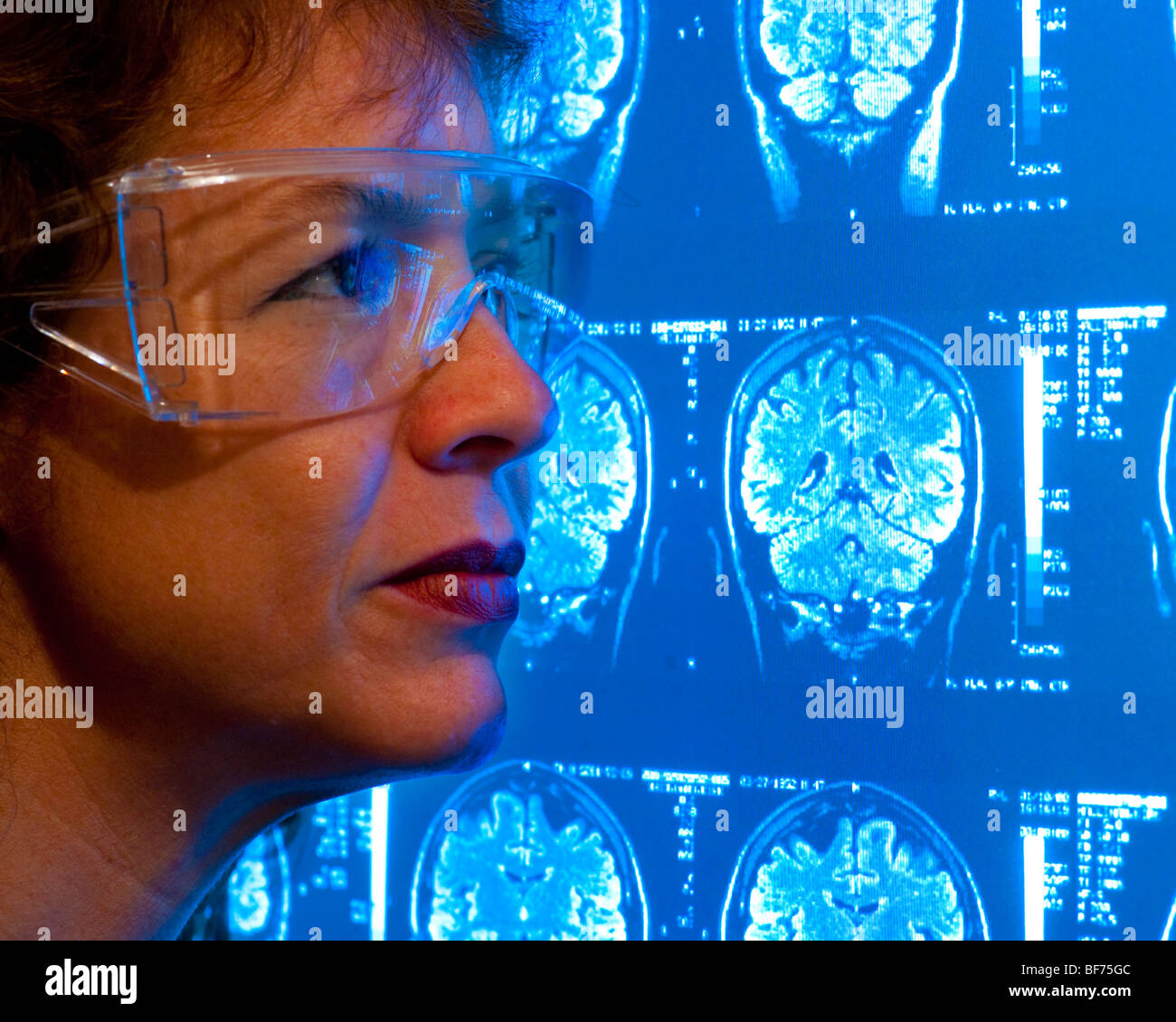 Frau x-ray Techniker Prüfung MRI Stockfoto