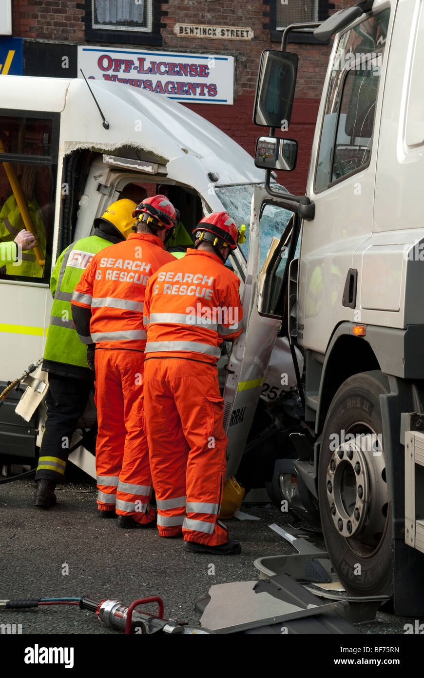 Feuer-Service-Suche und Rettung schneiden Fahrer aus Bus nach crash Stockfoto