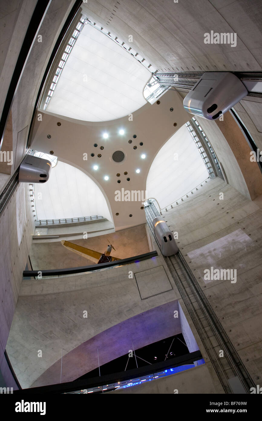 Innenansicht des Mercedes-Benz-Museum in Stuttgart, Baden-Württemberg, Deutschland Stockfoto