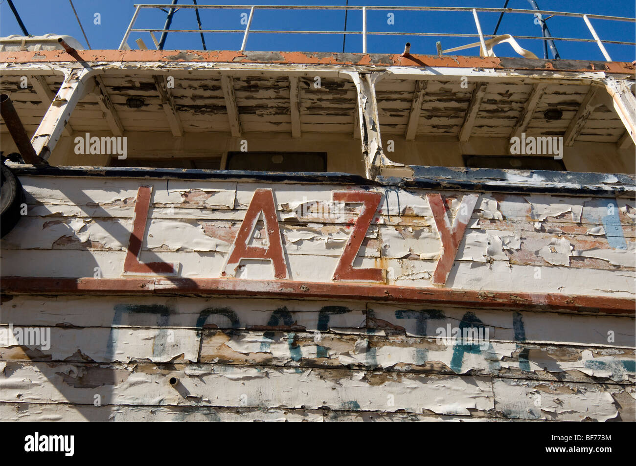 Abblätternde Farbe auf eine alte Vergnügen Dampfer namens "Lazy Days" wartet auf Restaurierung in einer Werft in Griechenland. Stockfoto