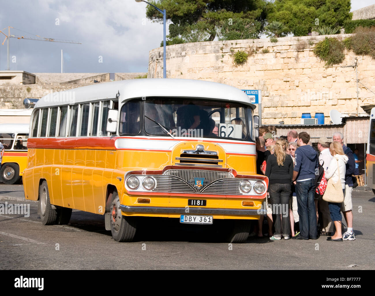 Malta Valletta Stadtbus gelb ÖPNV Stockfoto