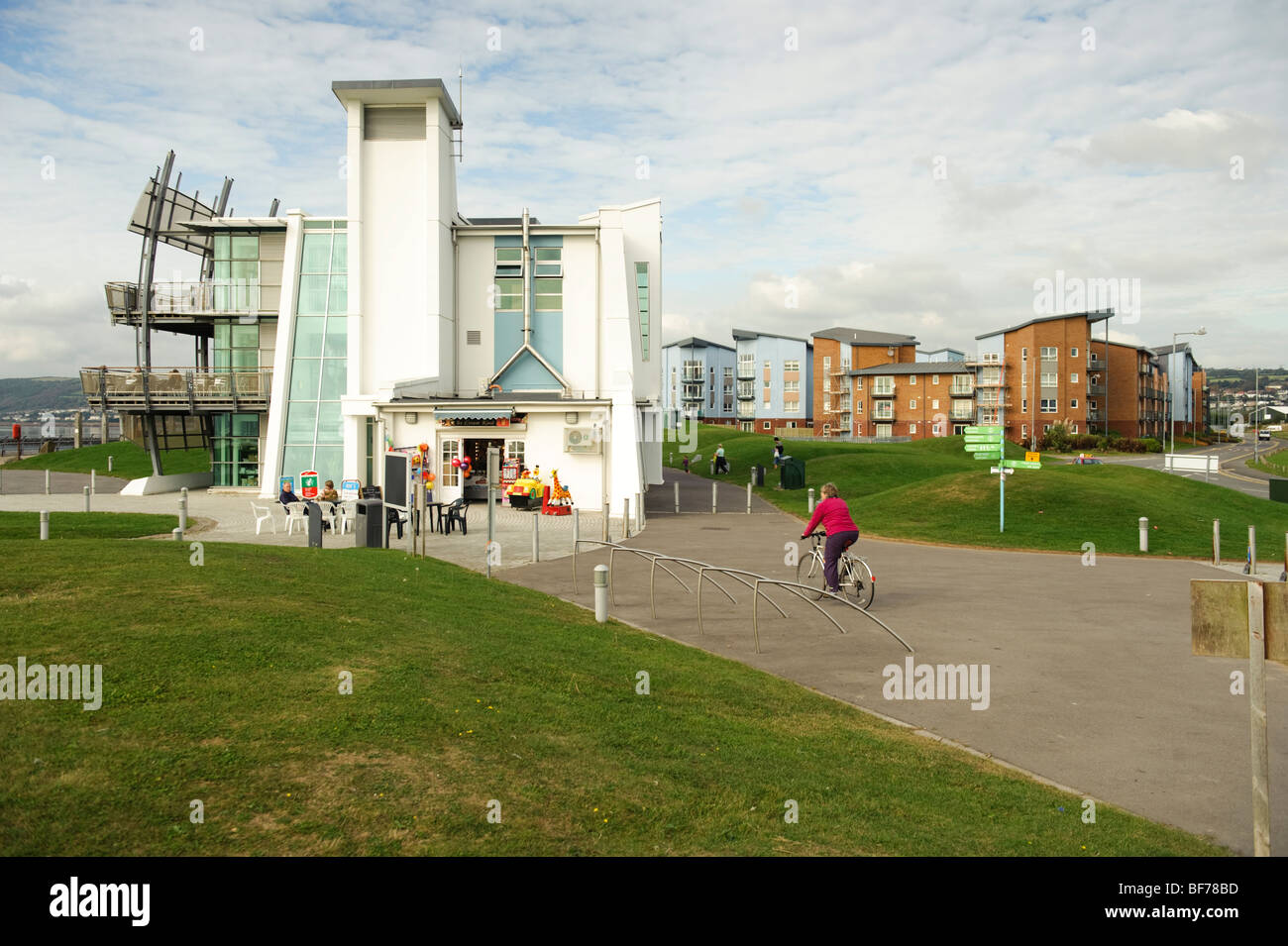 Die Discovery Centre und das Café im Llanelli Millenium coastal Park, Carmarthenshire, Süd-west wales UK Stockfoto