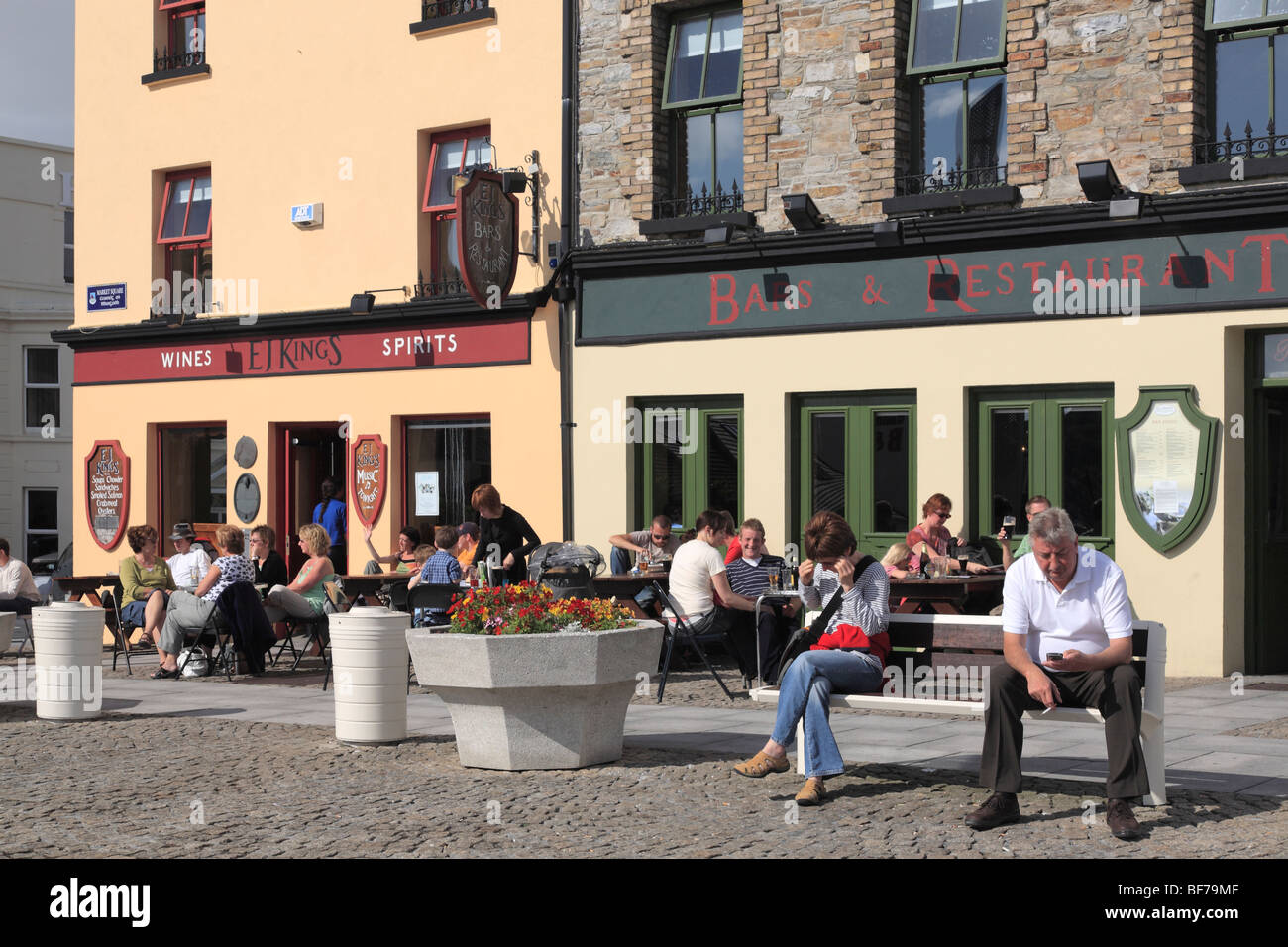 E.j. King Bar & Snug in Clifden, Irland; Straßencafé und pub Stockfoto