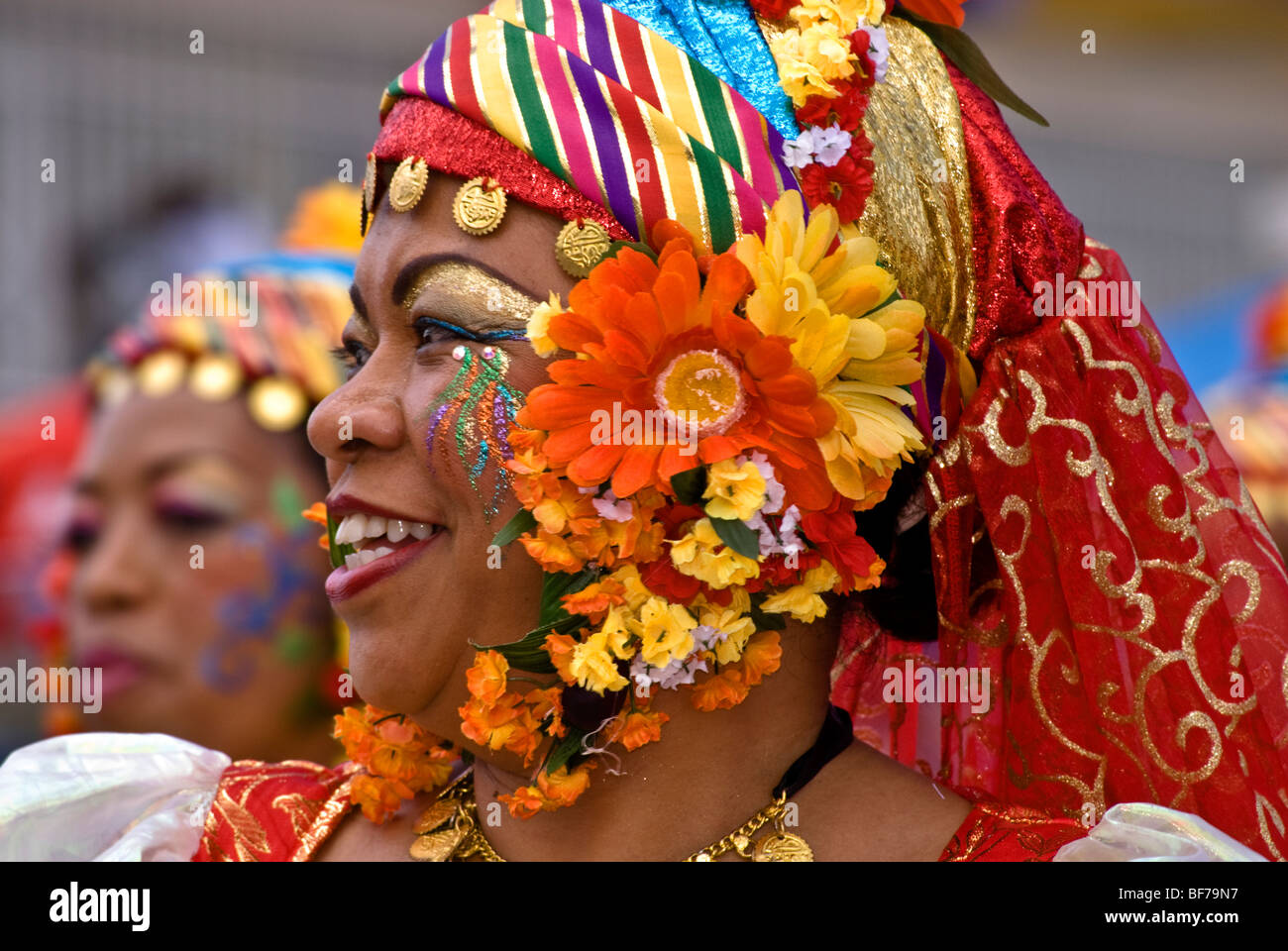 Curacao Dame tragen farbenfrohe Kopfbedeckung beim Erwachsenen Karneval Stockfoto