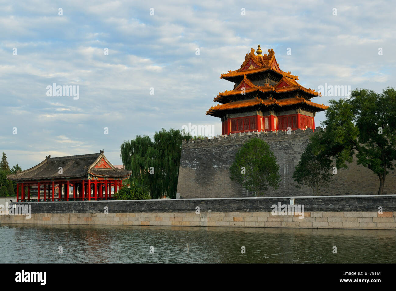 Die Verbotene Stadt ist von einer hohen Stadtmauer von 7,9 m (26 ft) und ein 6 Meter tief, 52 m (170 ft) breiten Wassergraben umgeben. Stockfoto