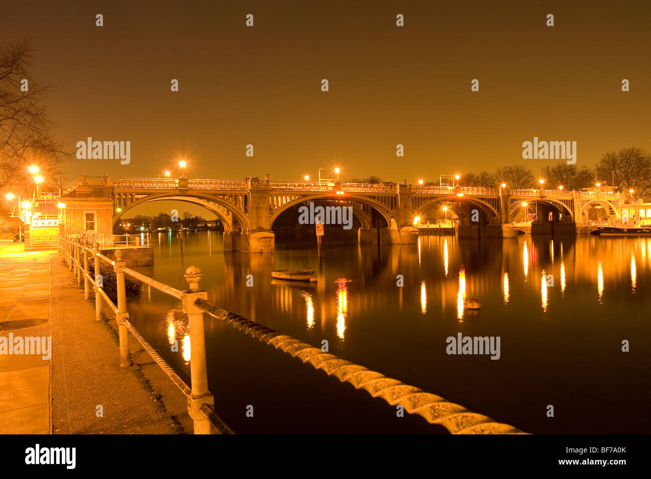 nachts an der Schleuse Stockfoto