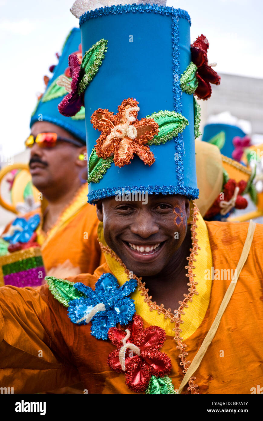 Wundervolle Lächeln von einem glücklichen jungen Mann Spaß am Karneval von Curacao Stockfoto