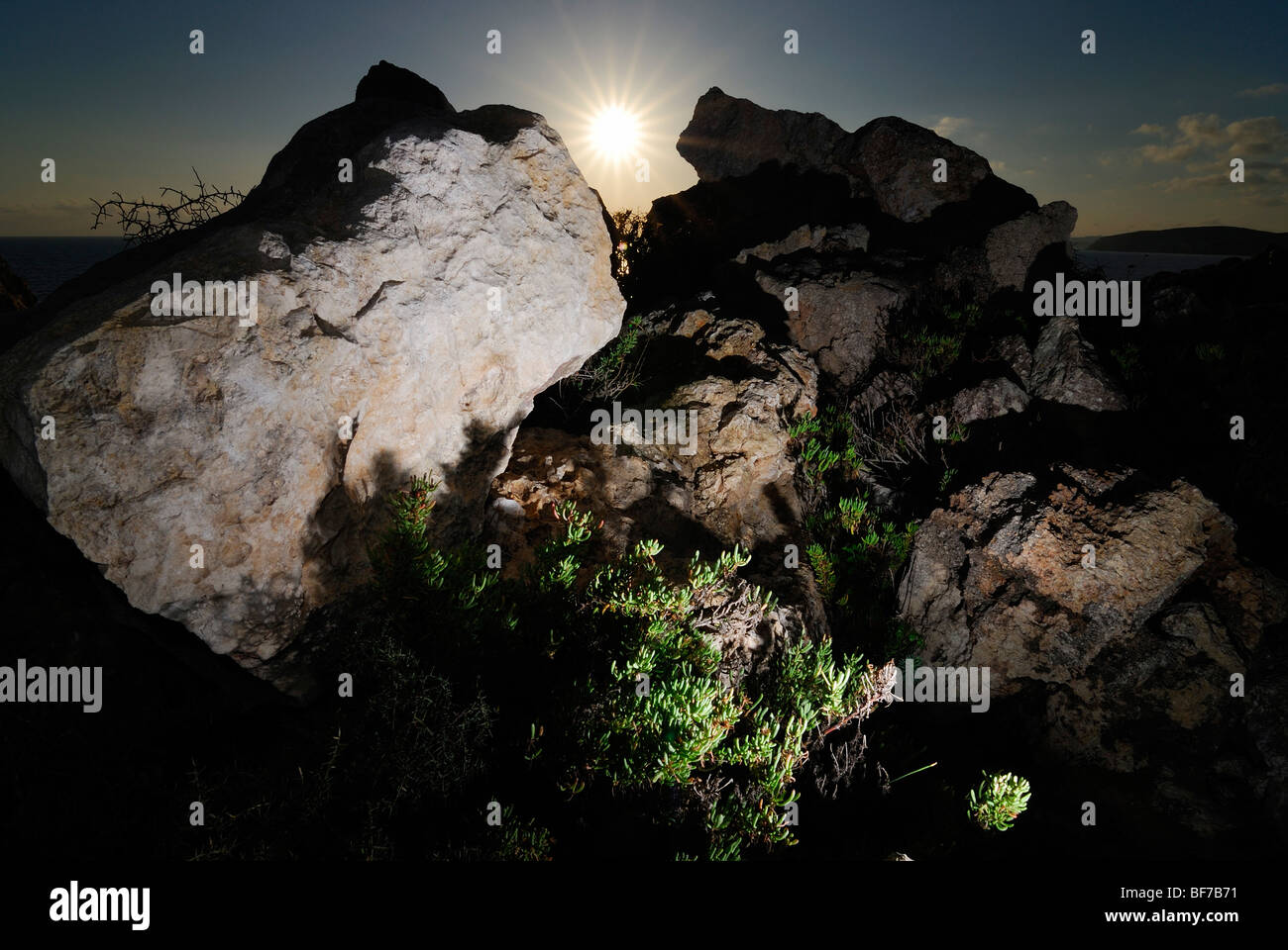 Stillleben mit Felsen und Rasen mit Chiaroscuro-Effekt Stockfoto
