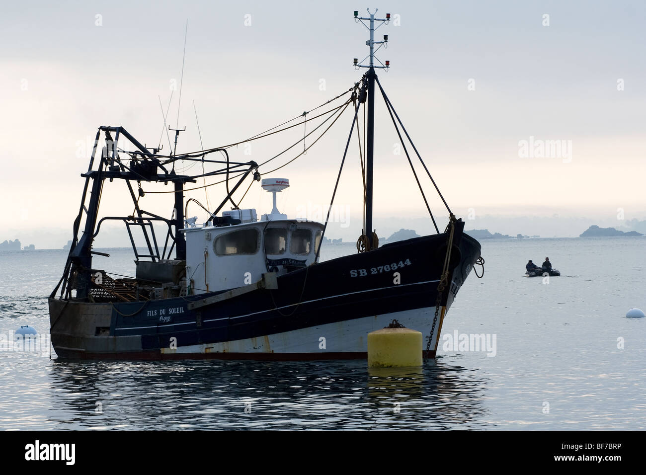 Chalutier Dans le Port de Saint-Cast de Bretagne À Aube Trawler im Hafen von Saint-Cast in der Bretagne im Morgengrauen Stockfoto