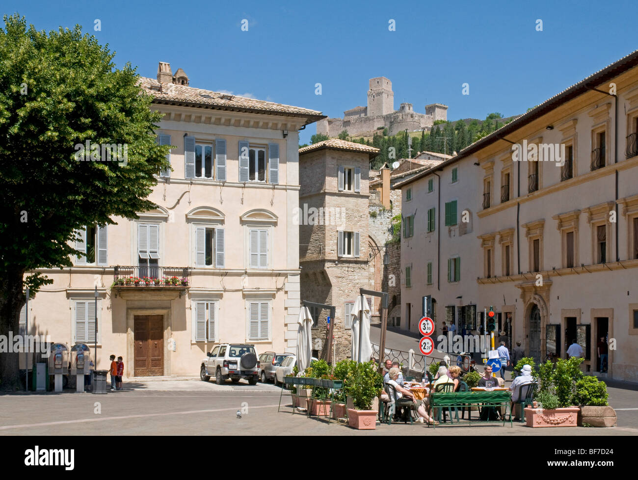 Piazza Santa Chiara in Assisi mit der dominanten Rocca Maggiore in der Ferne Stockfoto
