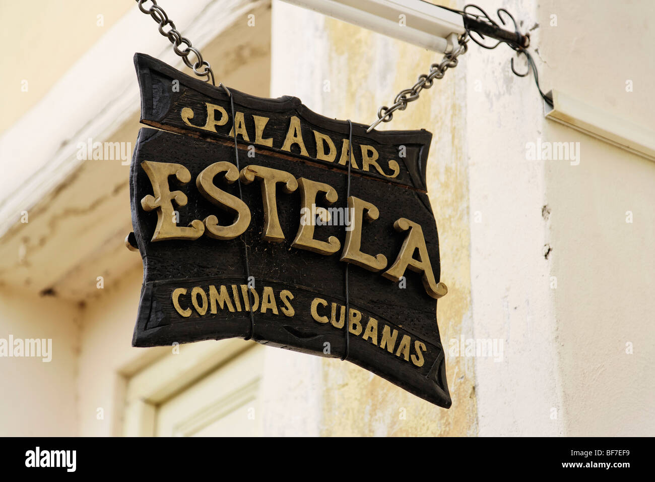 Zeichen für eine Paladar, familiär geführtes, Privatbesitz befindliches Restaurant, Trinidad, Sancti Spiritus, Kuba, Westindische Inseln Stockfoto
