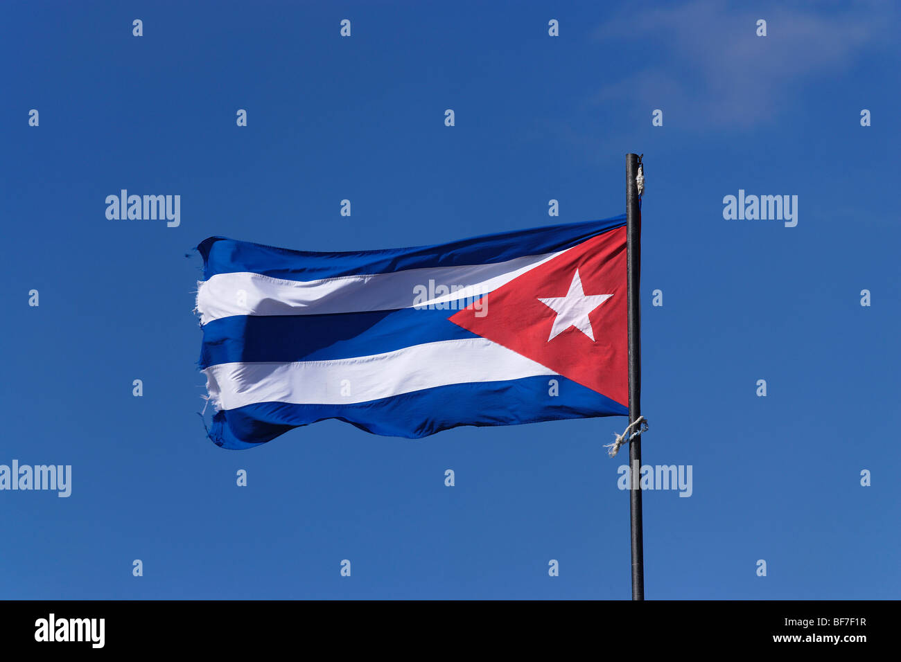 Kubanische Flagge, Castillo San Pedro De La Roca, Santiago De Cuba, Santiago De Cuba, Kuba, Westindische Inseln Stockfoto