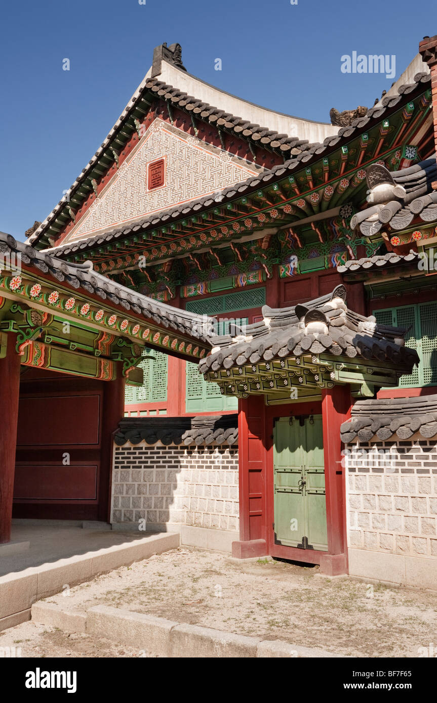 Eines der Gebäude angrenzend an Huijeongdang (Schlafgemach des Königs) im Changdeokgung Königspalast in Seoul Stockfoto
