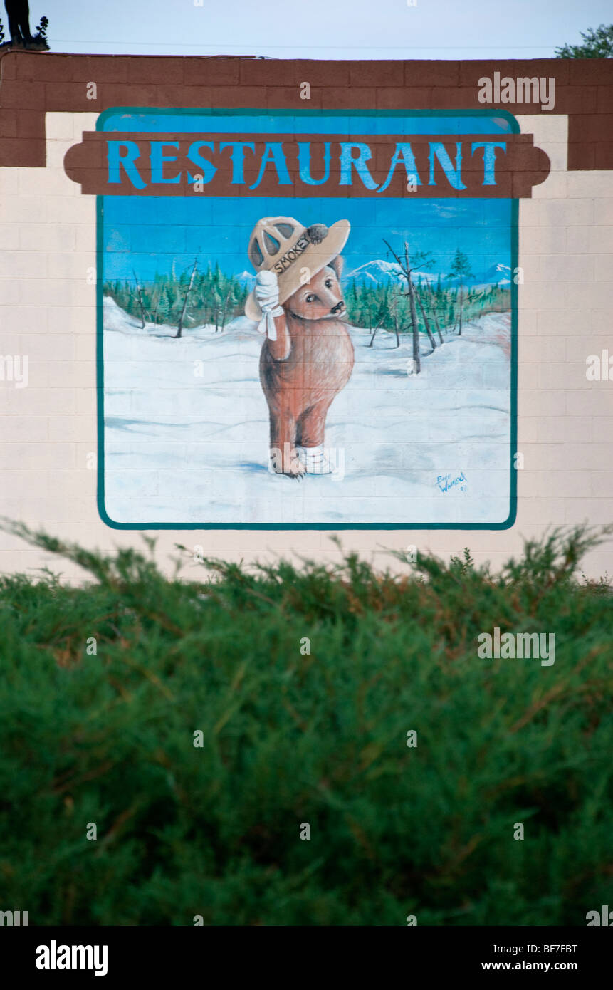 Smokey Bear wird porträtiert, hält einen bandagierten Pfote auf der Seite der Smokey Bear Restaurant in Capitan, New Mexico. Stockfoto