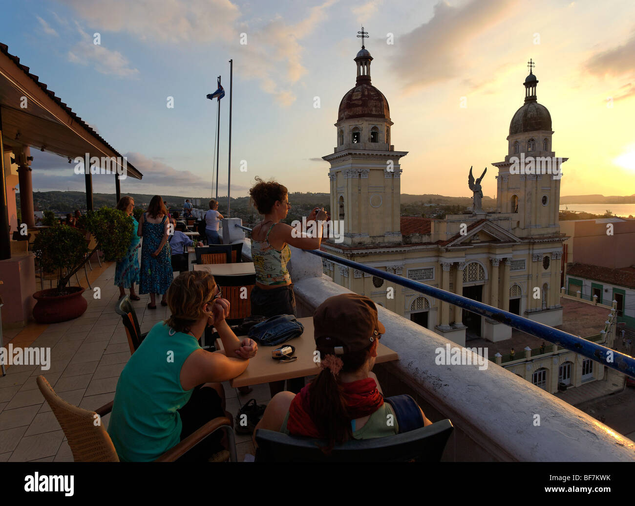 Terrasse des Hotel Casa Granda, Catedral de Nuestra Señora De La Asunción im Hintergrund, Santiago De Cuba Stockfoto