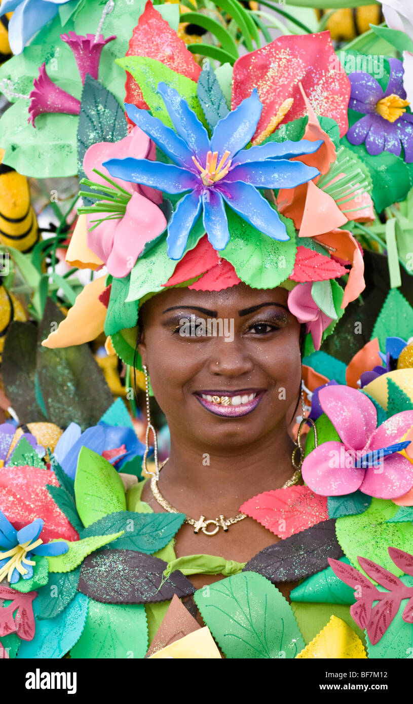 Blume beladen Kostüm getragen von Curacao Dame auf dem Jahrmarkt Stockfoto