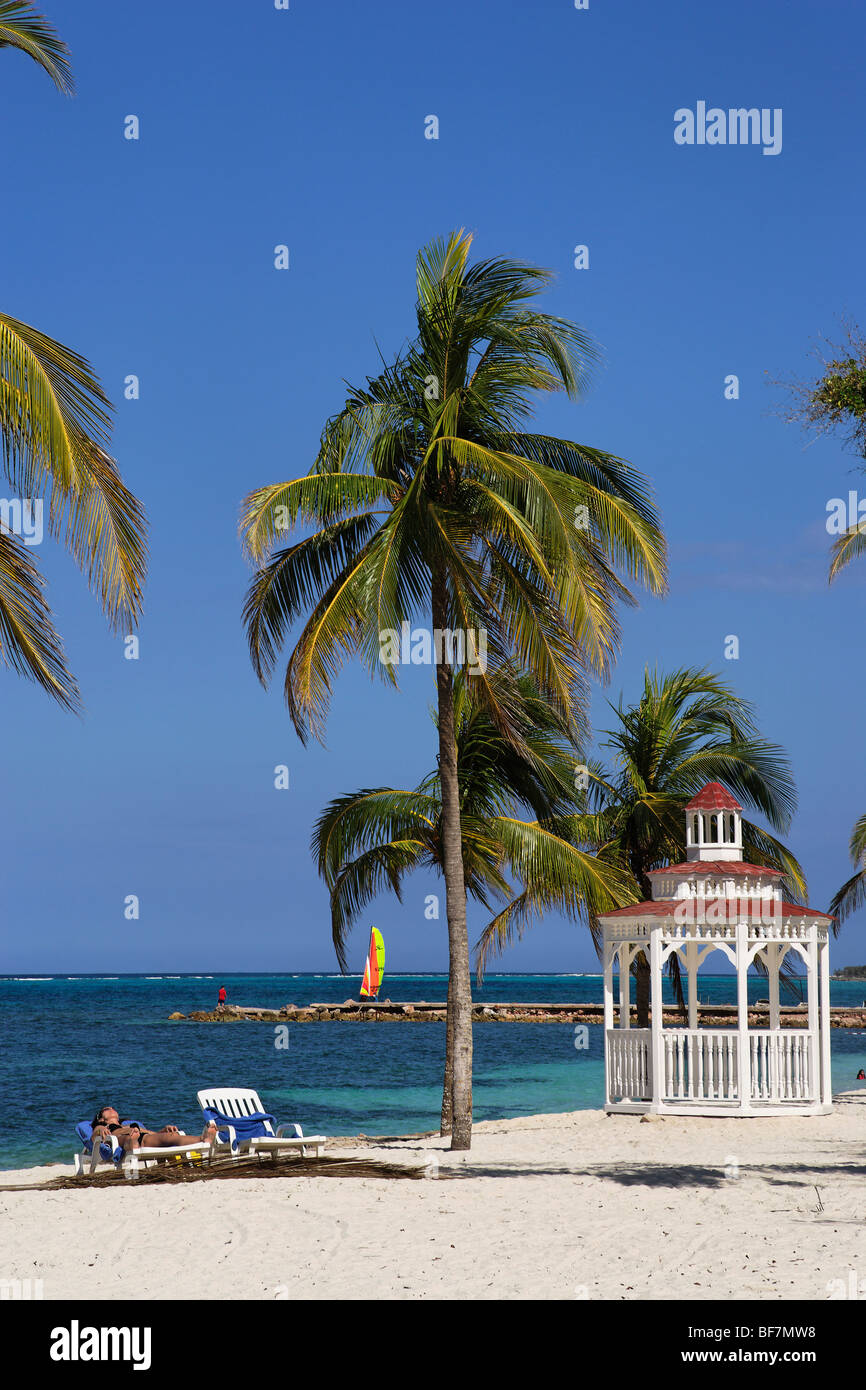 Pavillon am Sandstrand, Guardalavaca, Holguin, Kuba, Westindische Inseln Stockfoto