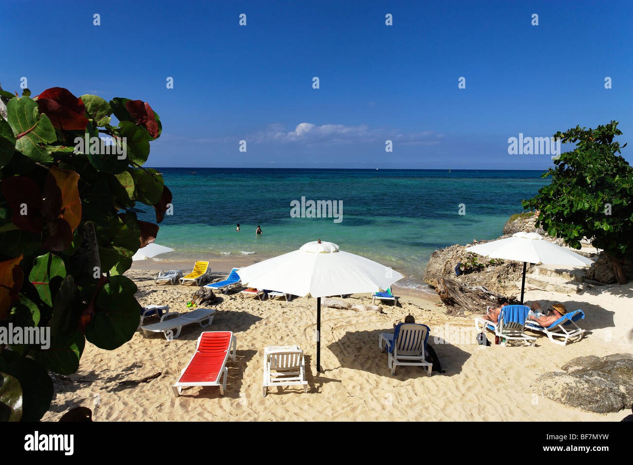 Blick über den Sandstrand zum Horizont über Atlantik, Guardalavaca, Holguin, Kuba, West Indies Stockfoto