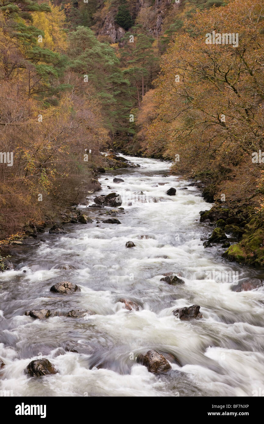 Afon Glaslyn flussaufwärts in Aberglaslyn Pass in die Berge von Snowdonia im Herbst in der Nähe von Beddgelert Gwynedd North Wales UK anzeigen Stockfoto