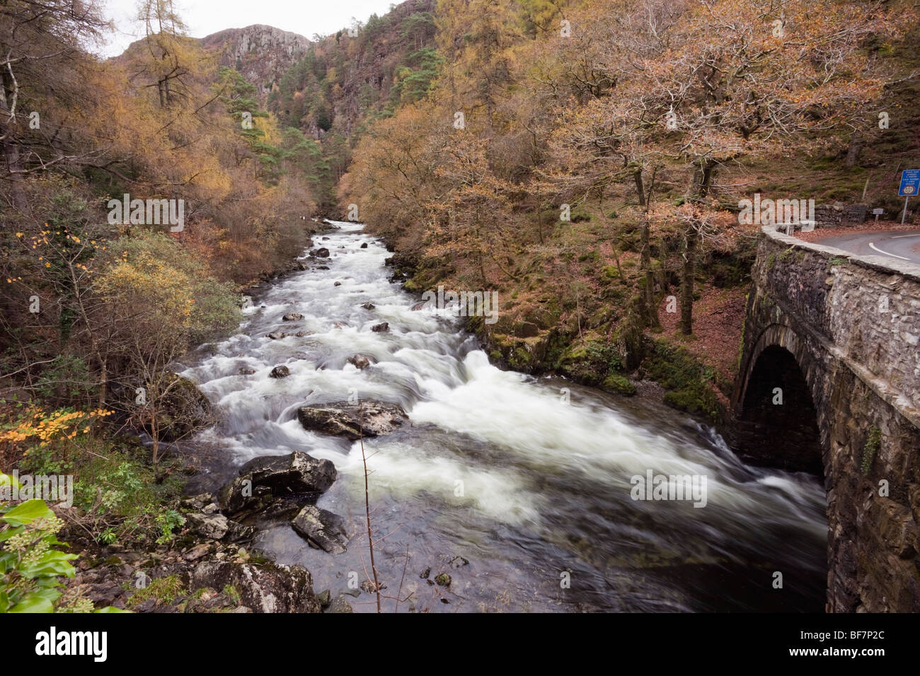 Pont Aberglaslyn Beddgelert Gwynedd Nordwales UK. Afon Glaslyn Fluss und Brücke in Aberglaslyn Pass in Snowdonia im Herbst Stockfoto
