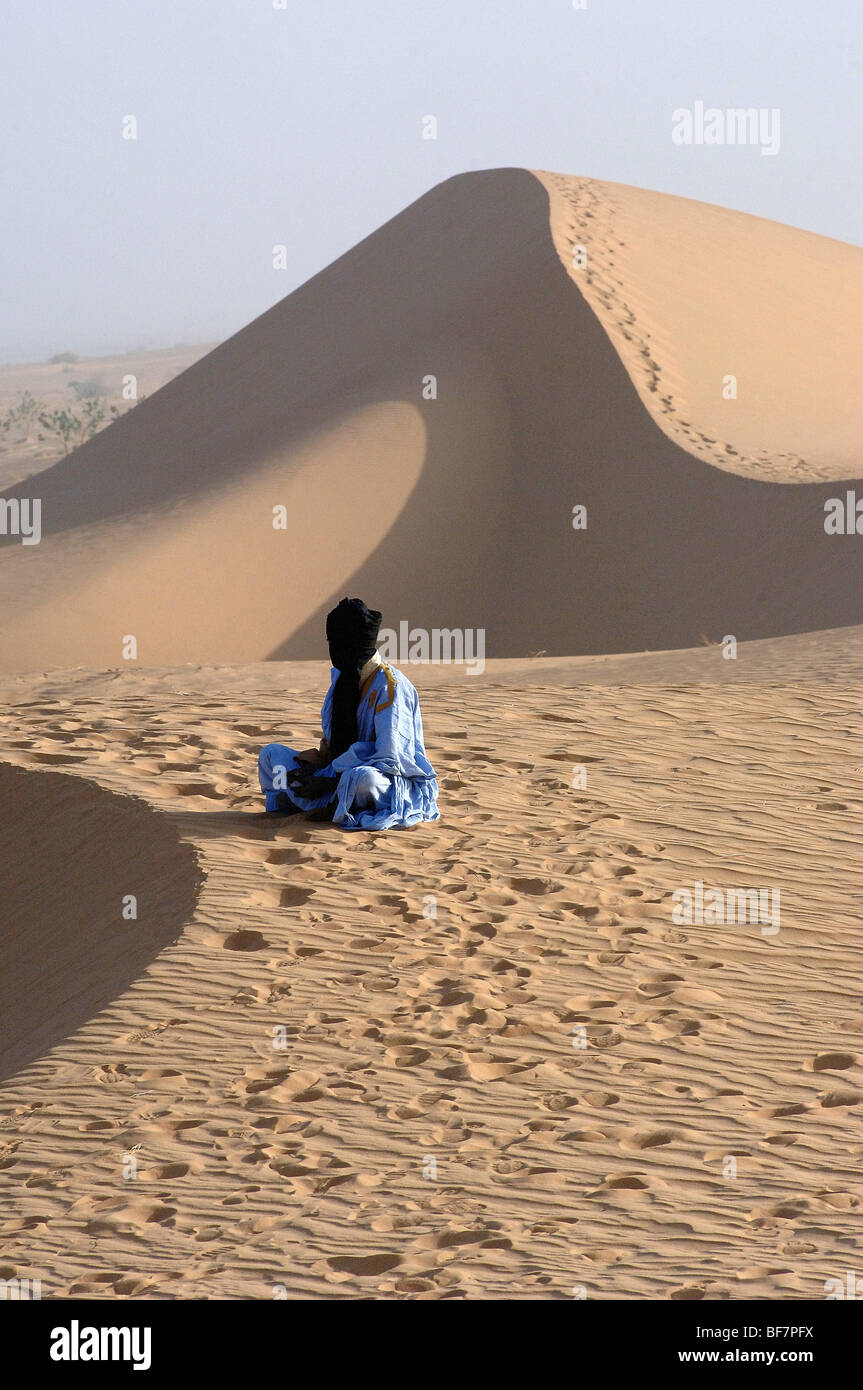 Mauretanien: Ein Tuareg auf einer Düne sitzend Stockfoto