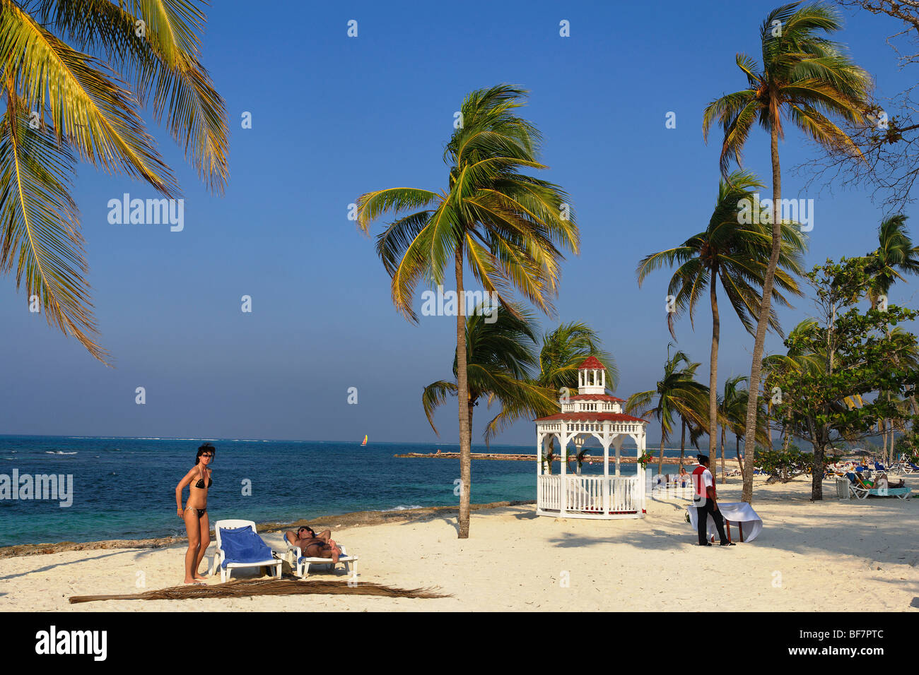 Pavillon am Sandstrand, Guardalavaca, Holguin, Kuba, Westindische Inseln Stockfoto