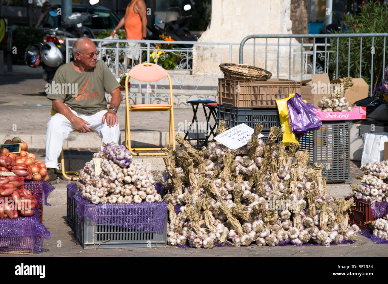 Knoblauch-Verkäufer, im freien Markt, Bandol, Cote d ' Azur, Südfrankreich Stockfoto