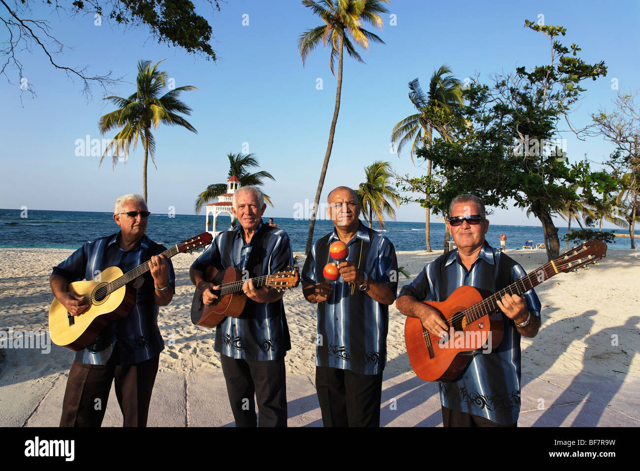 Band spielt am Strand, Guardalavaca, Holguin, Kuba, West Indies Stockfoto