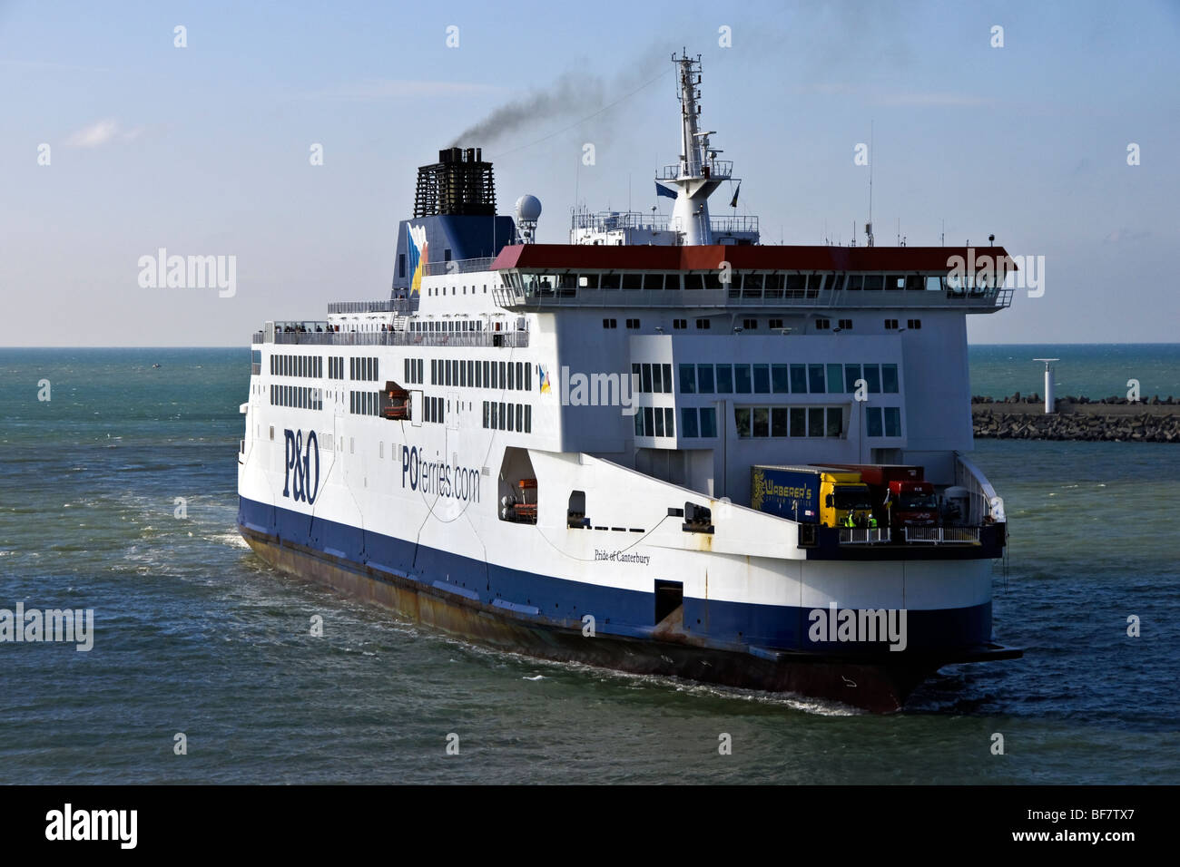 P & O Ferries Pride of Canterbury kehrt aus Calais Stockfoto