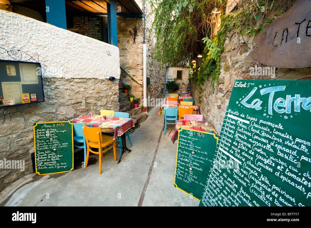 Grüne Speisekarte an Bord des Restaurant La Terrasse, in der Hill top Dorf le Castellet, Cote d ' Azur, Südfrankreich Stockfoto