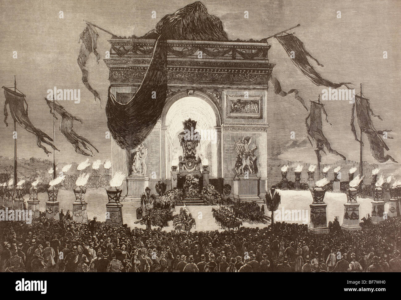 Der Sarg des französischen Schriftstellers Victor Hugo wird unter dem Arc de Triomphe, Paris, Frankreich, während seine Bestattungsriten angezeigt. Stockfoto
