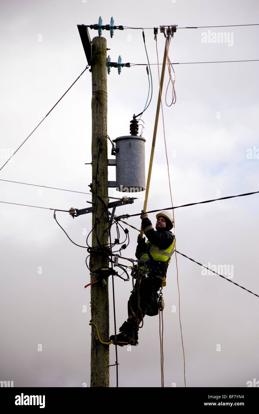 Irischen Stromversorger ESB Ingenieur arbeiten, einen Transformator im ländlichen Donegal zu ersetzen Stockfoto