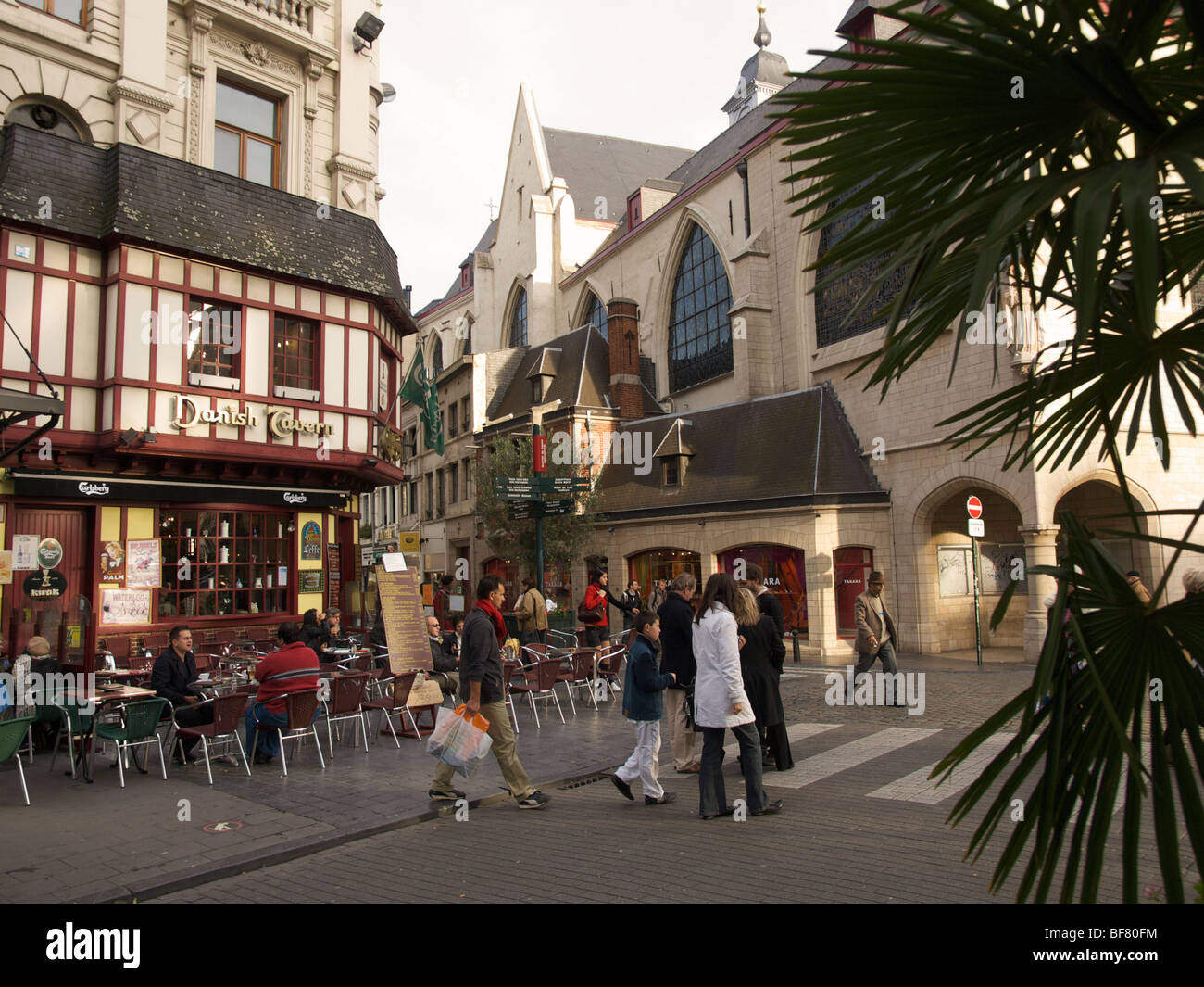 Straßenszene in Brüssel, Belgien, mit Kirche und dänischen Taverne Stockfoto