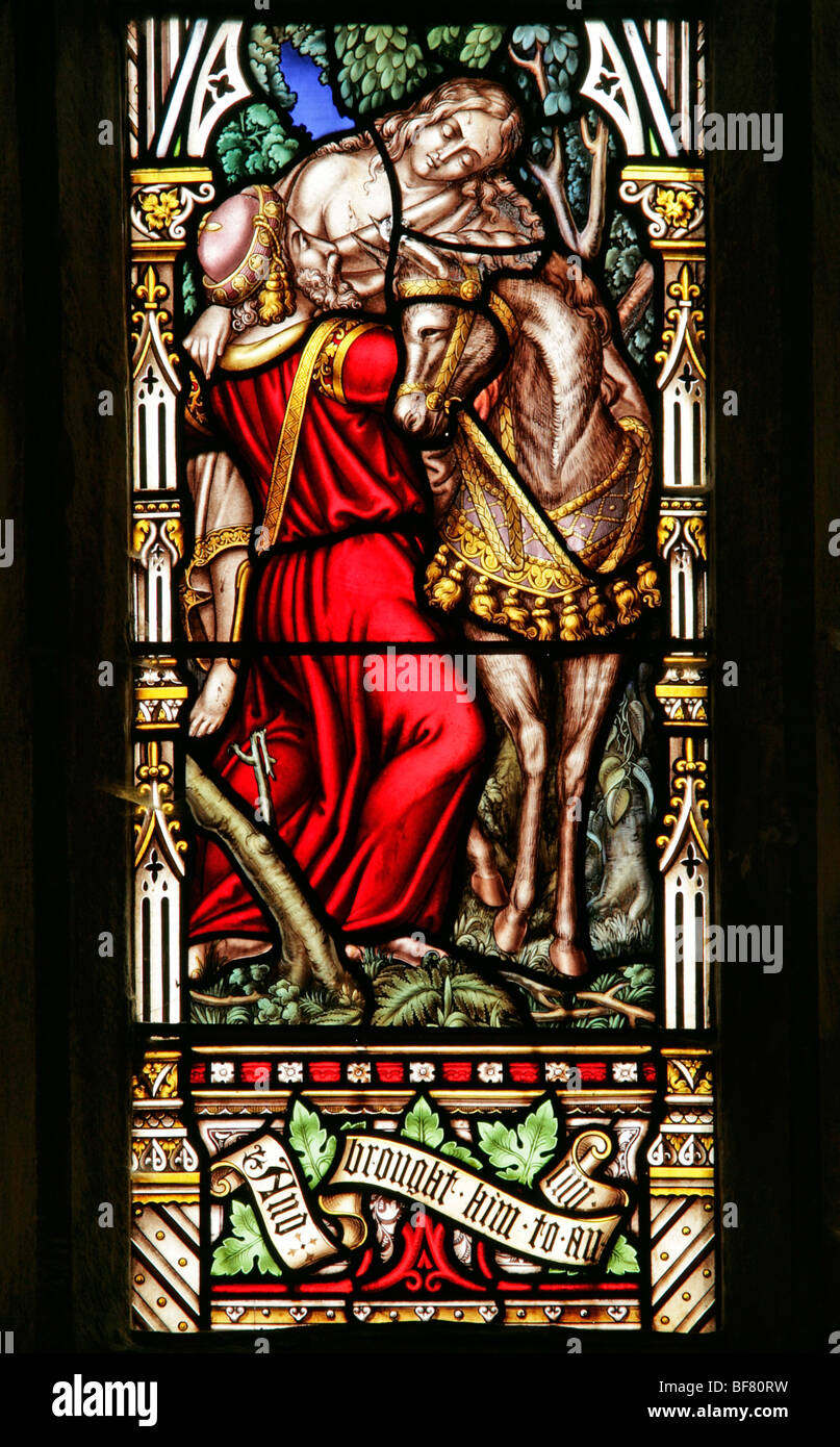 Ein Buntglasfenster von William Warrington, in dem der barmherzige Samariter dargestellt wird und der verletzte Mann in ein Gasthaus bringt. St Andrew's Church, Field Dalling, Norfolk Stockfoto
