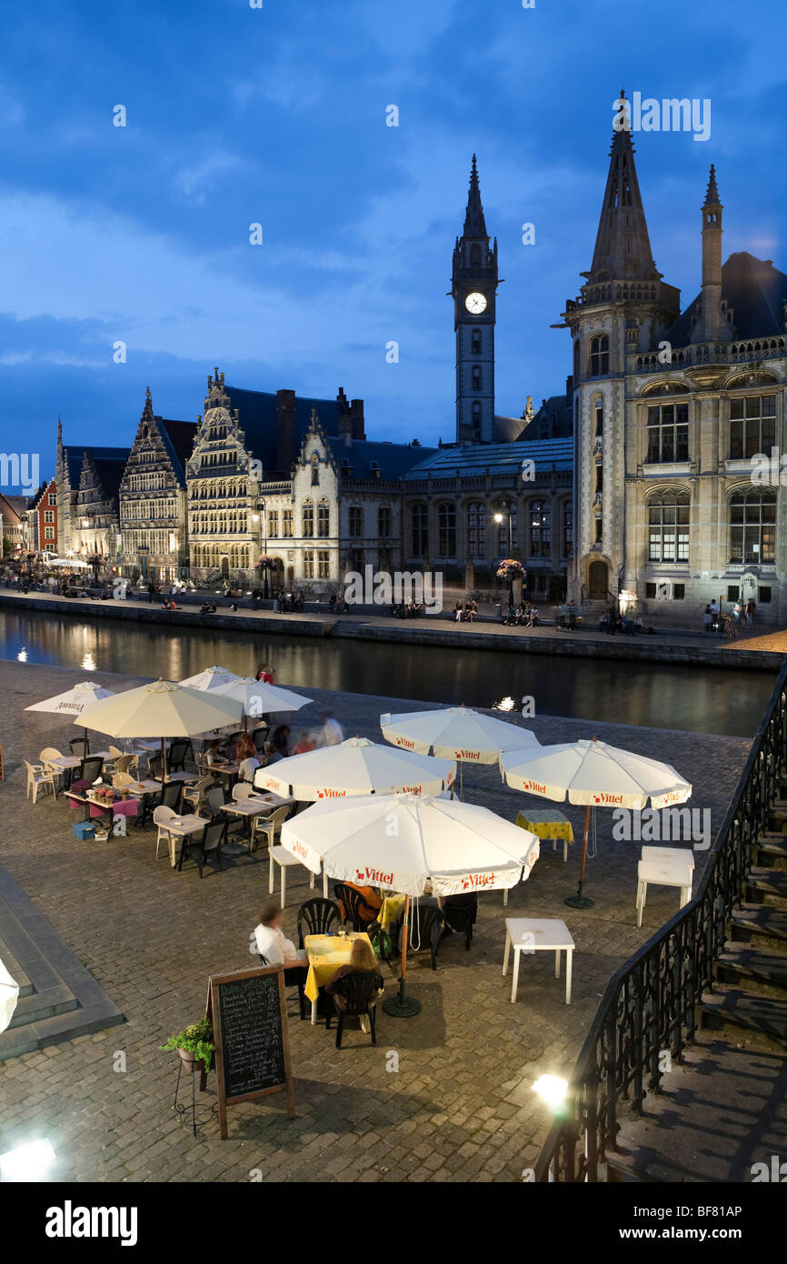 Abend-Restaurant-Szene entlang der Graslei Stockfoto
