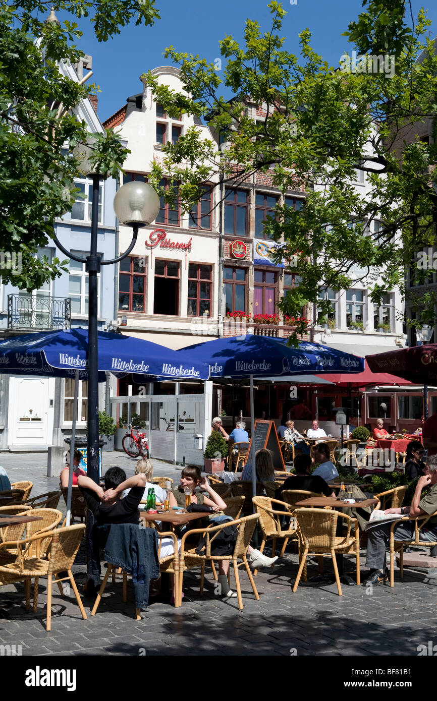 Café-Szene in dem Vrijdagmarkt (Freitagsmarkt). Stockfoto