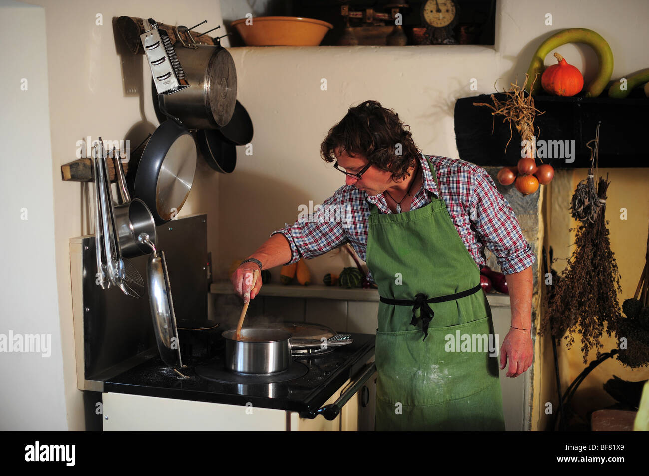 Hugh Fearnley-Whittingstall abgebildet im River Cottage HQ Zubereitung am Herd in der Küche Stockfoto