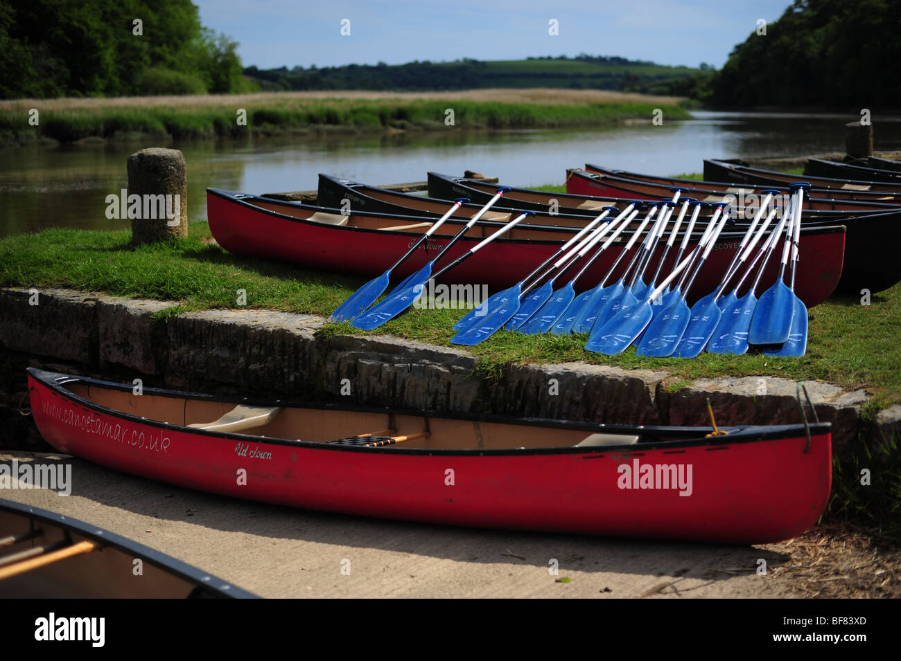 Kanus, die Ruhe am Ufer des Flusses Tamar, an der Grenze Devon und Cornwall, UK Stockfoto