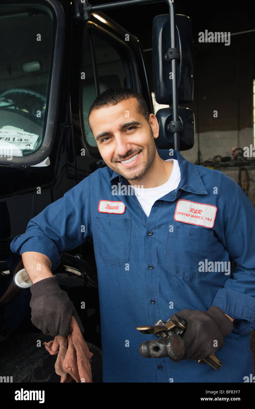 Nahen Ostens Mechaniker in der Werkstatt Stockfoto