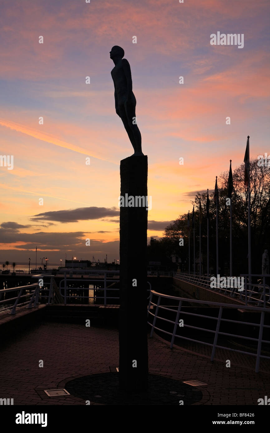Sonnenuntergang von The Voyage Statue, Kingston upon Hull, East Yorkshire, England, UK. Stockfoto