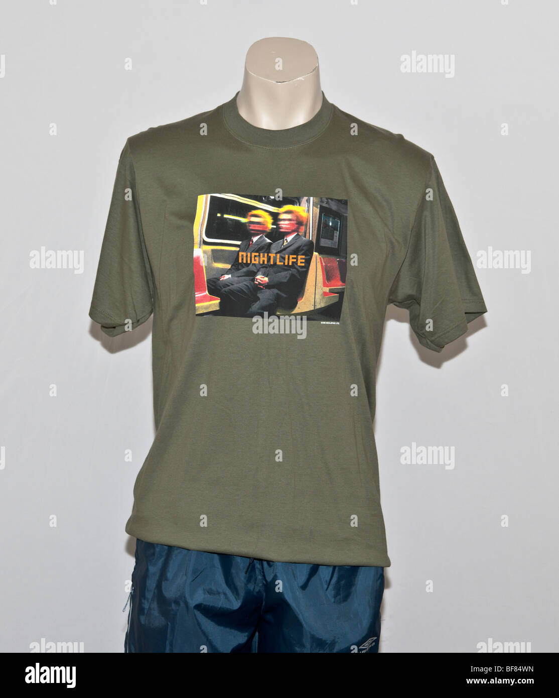 T-Shirt mit gedruckten Kunstwerke von Pet Shop Boys Album Nachtleben screen aus dem Jahr 1999-2000. Stockfoto