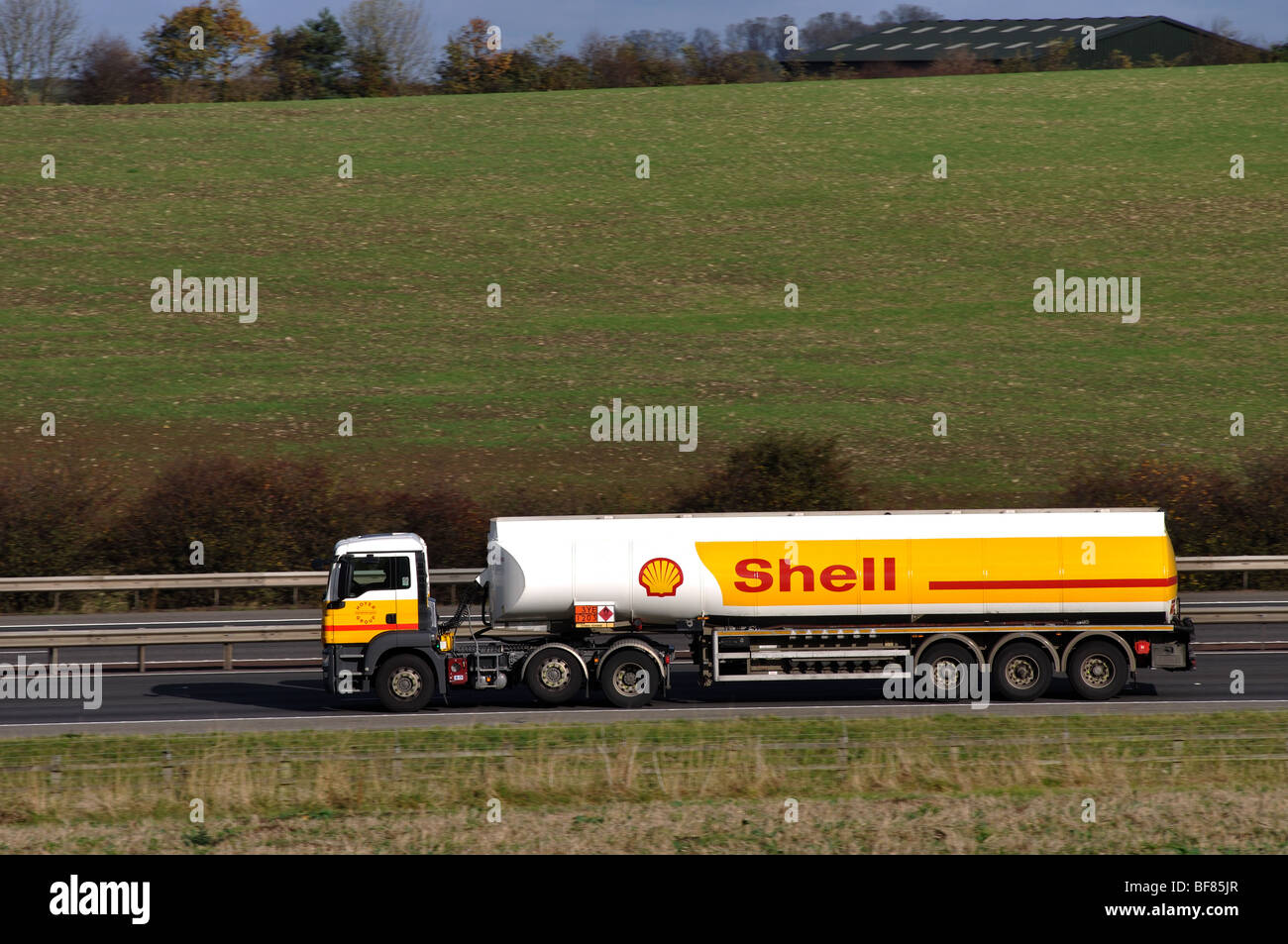Shell-Tanker-LKW auf M40 Autobahn, Warwickshire, England, UK Stockfoto