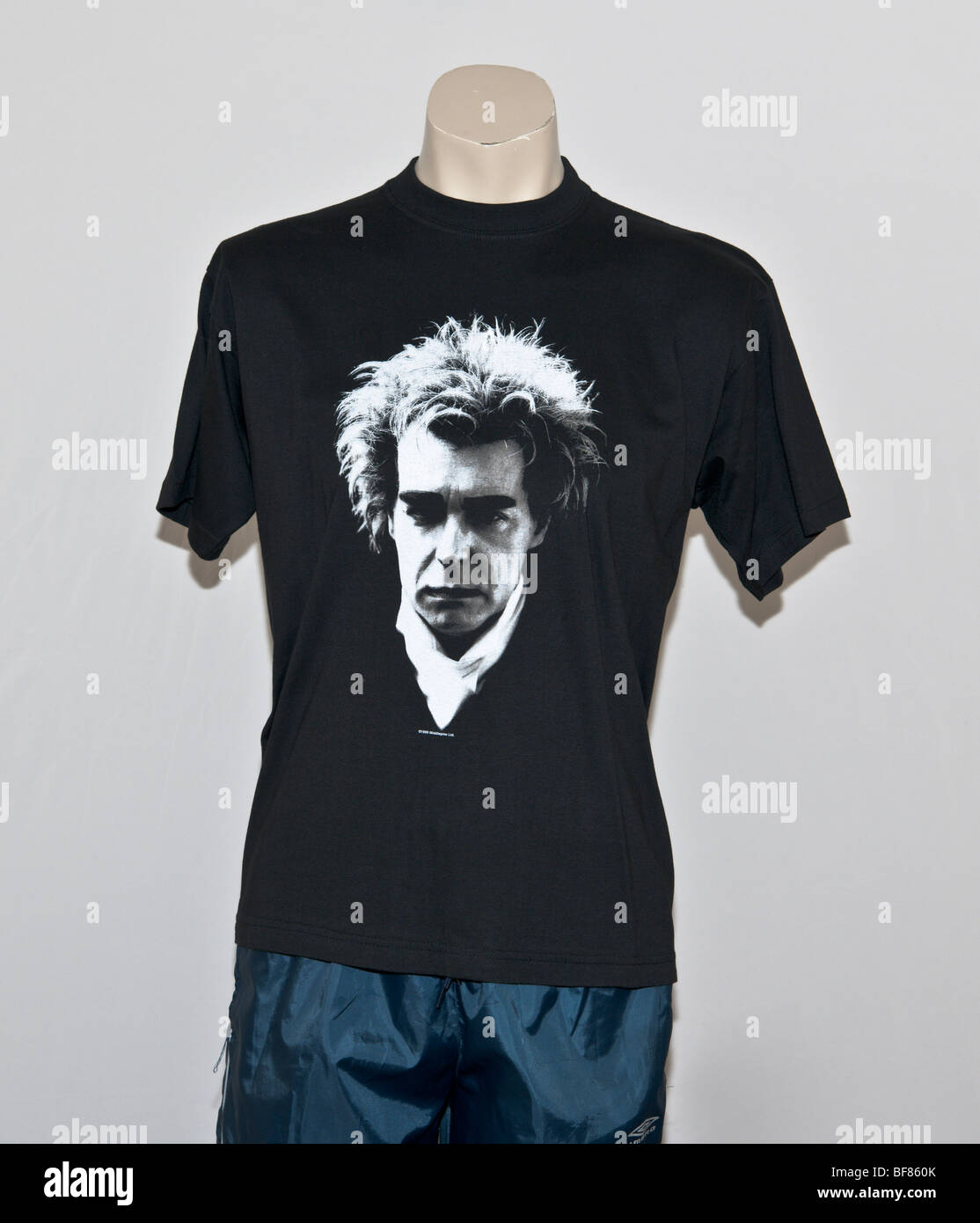 T-Shirt mit einem schwarz-weißen Porträt von Neil Tennant Lead-Sänger von Pet Shop Boys, einer englischen Popgruppe. Nightlife-Album Stockfoto