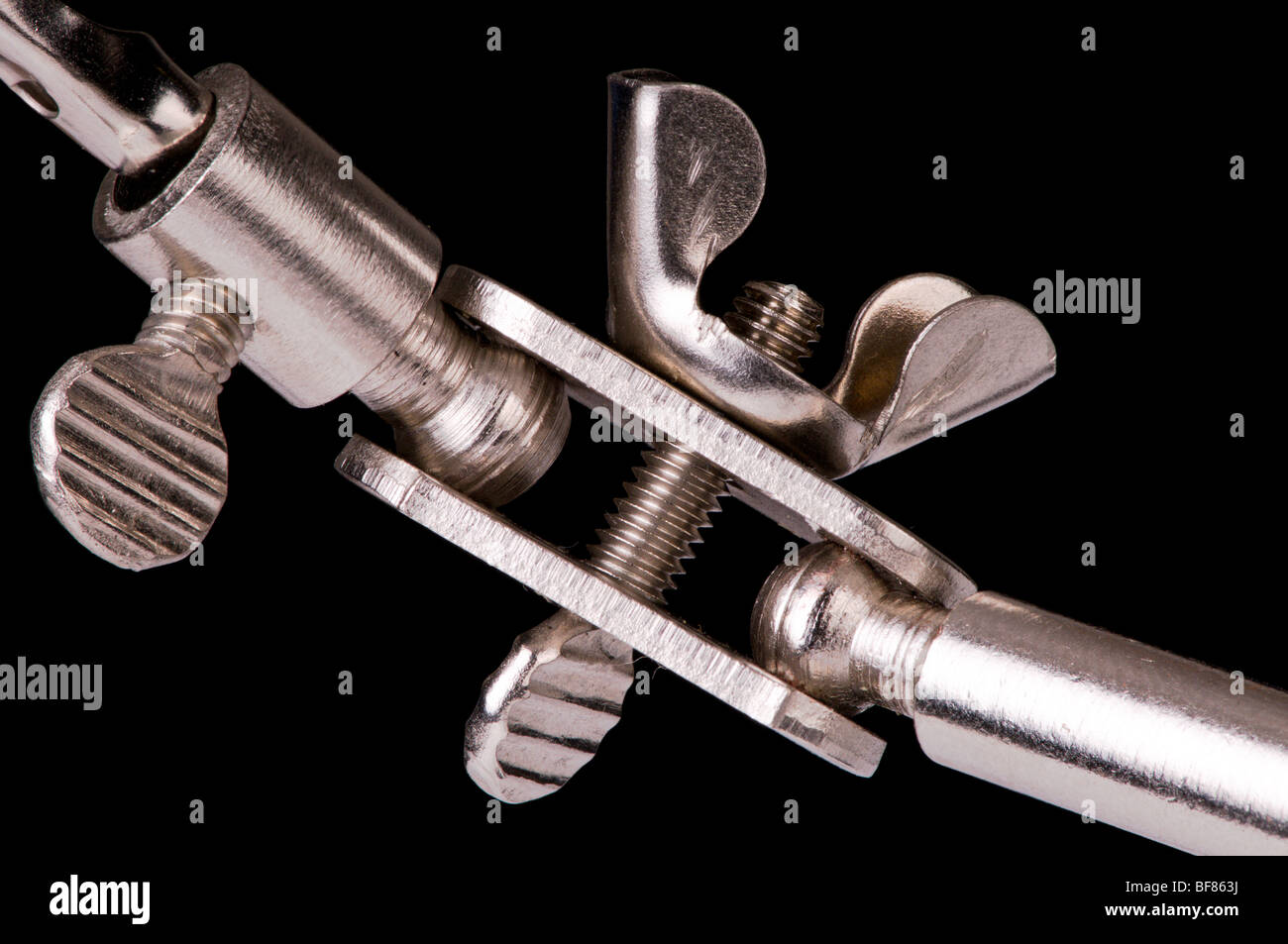 Verchromtes Metall Scharnier auf einen mechanischen arm Stockfoto